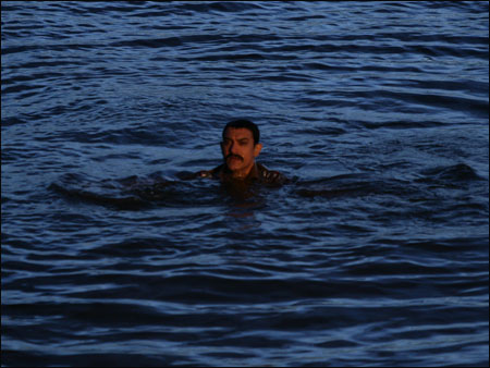 Aamir learns swimming for Talaash